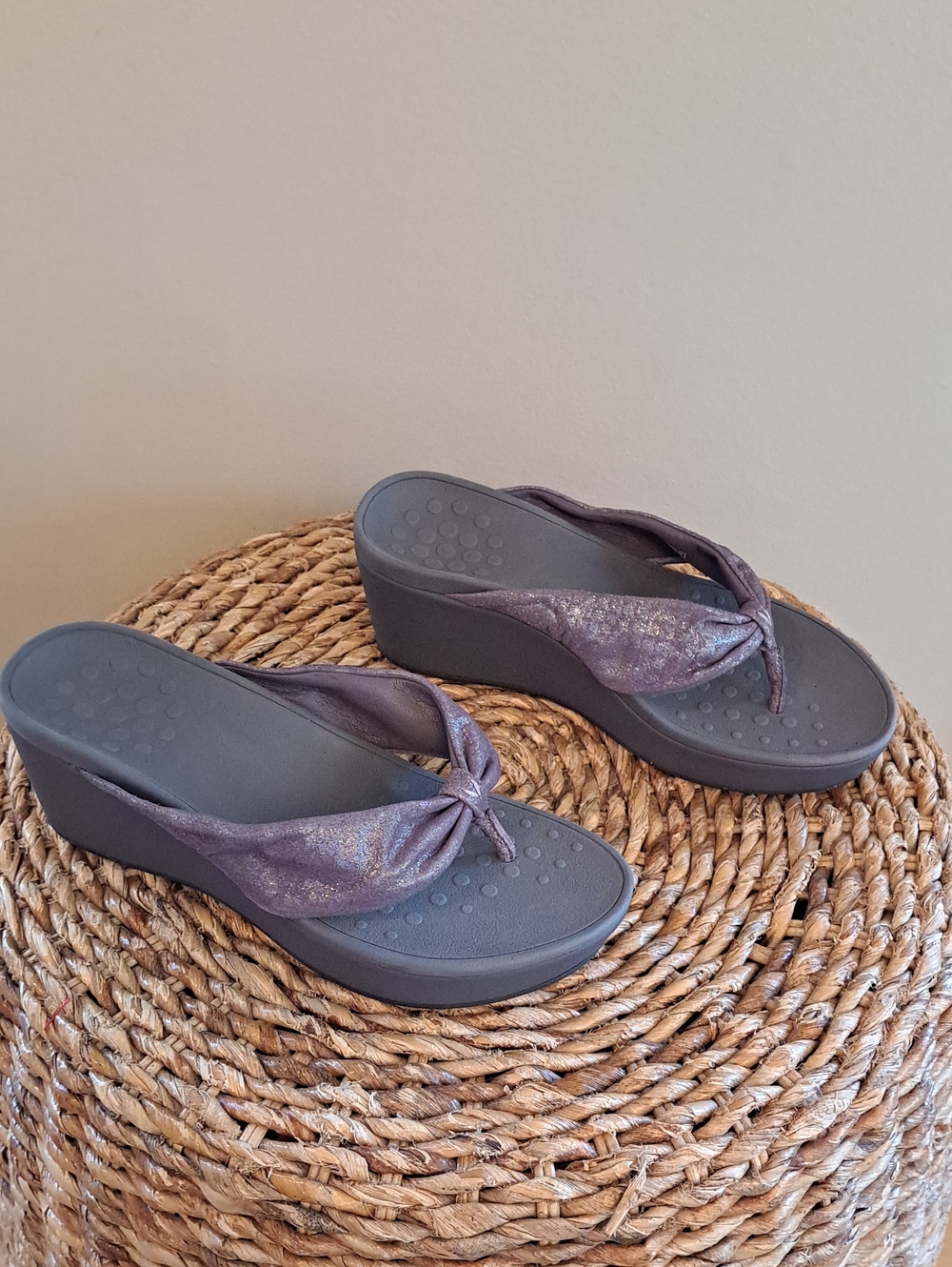 Vionic Womens Metallic Shimmer Lavender Gray Thong Platform Wedge Sandals 6